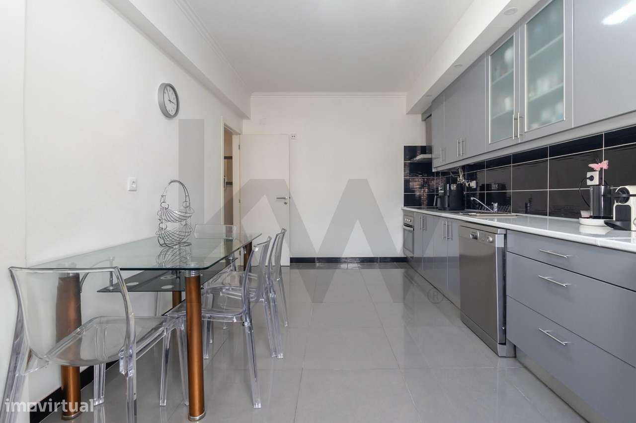 Apartamento T4 Duplex na Amora-16