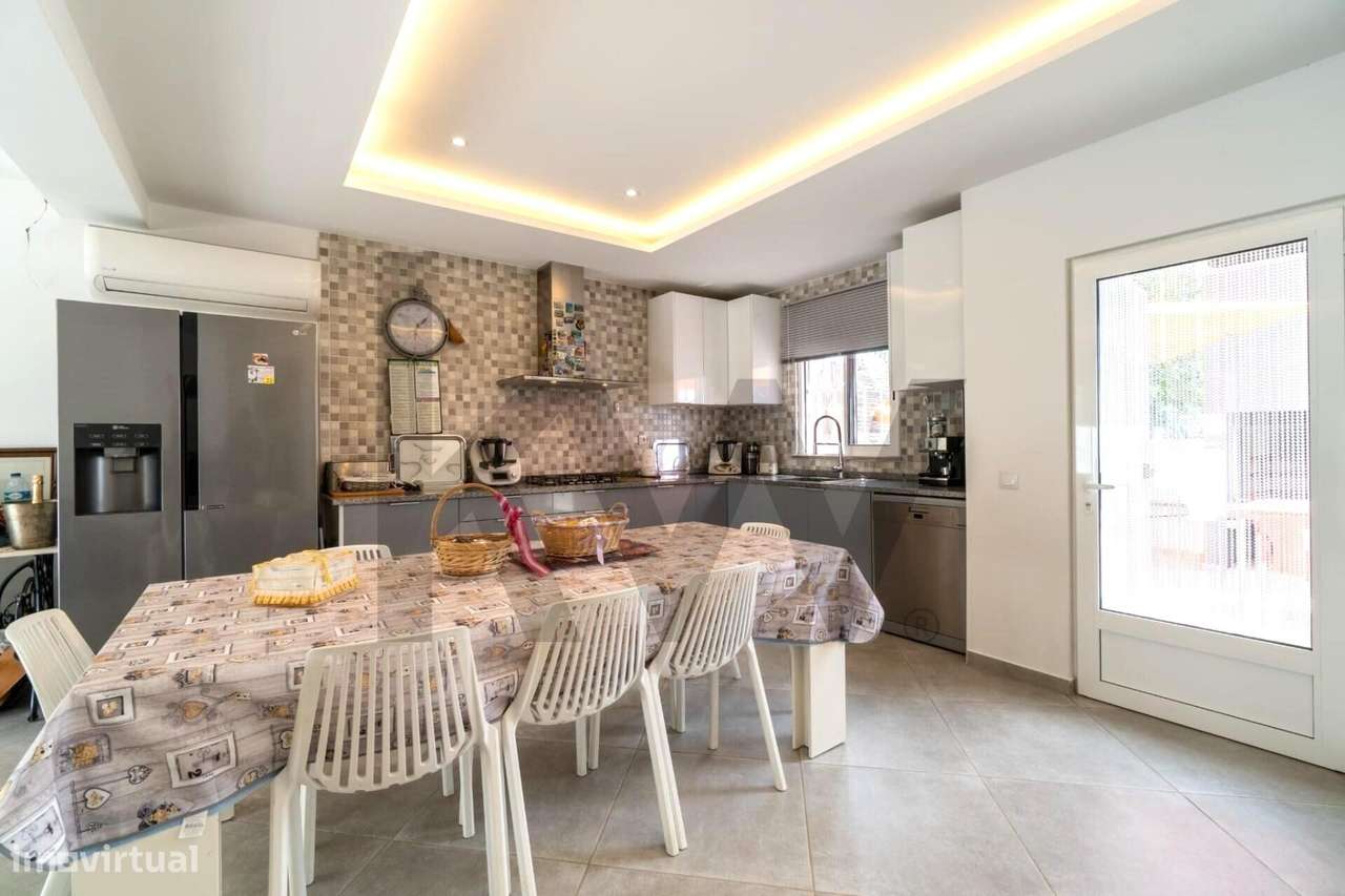 Moradia independente totalmente remodelada com piscina, localizada no - Grande imagem: 4/23