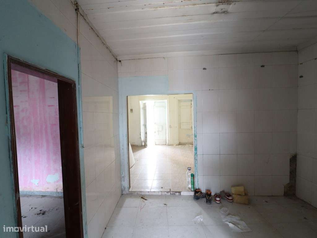 Duas moradias geminadas à venda na rua Miguel Bombarda, Barreiro-10