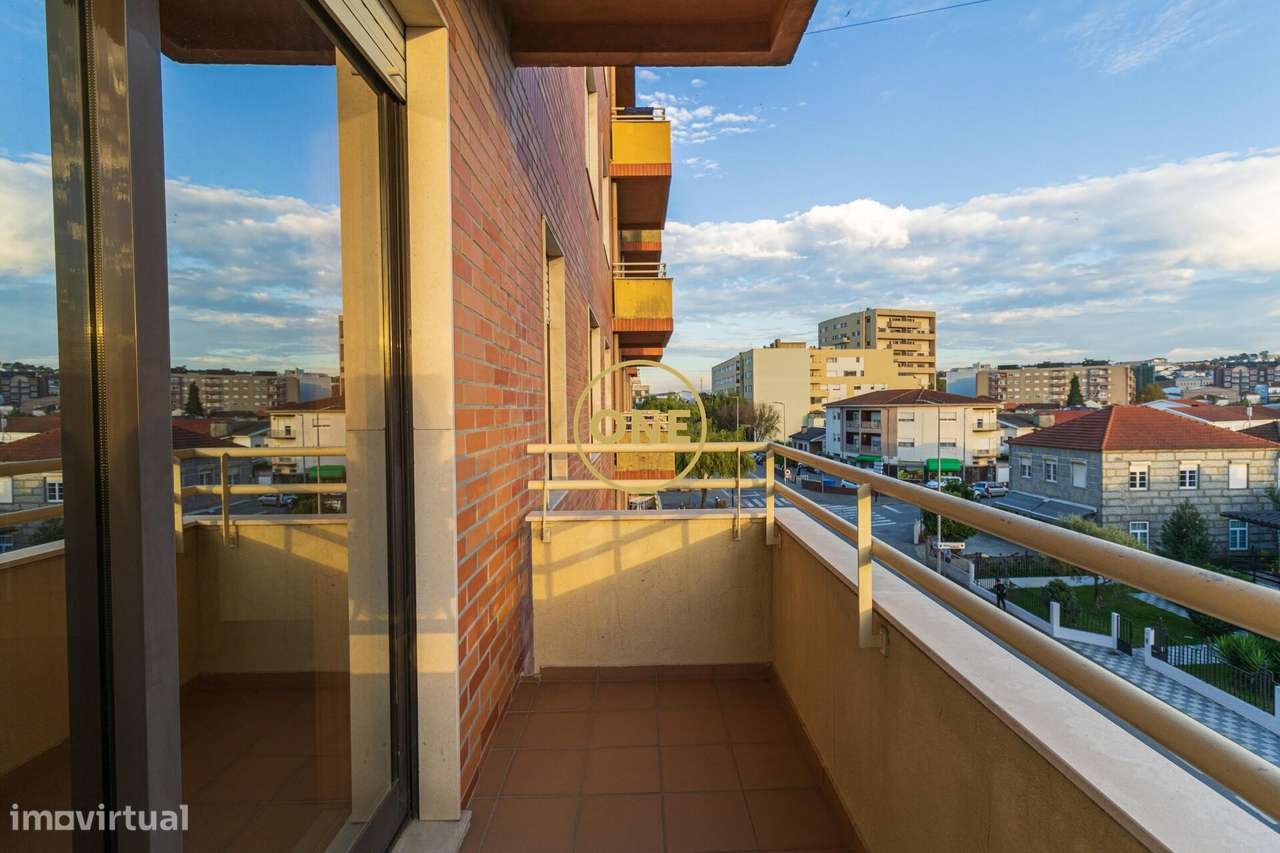 Excelente Apartamento T3 + 1 Escritório no Centro da Trofa!-16