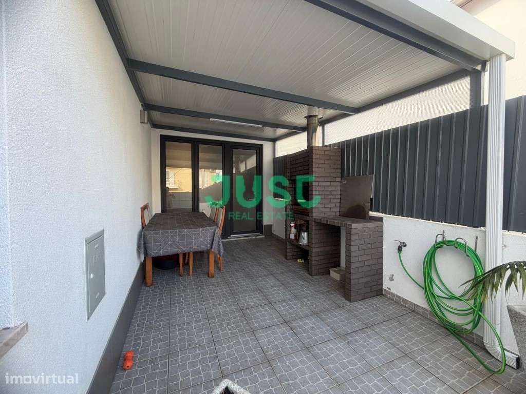 Moradia isolada, T3, seminova com garagem e piscina na Quinta do Conde-10