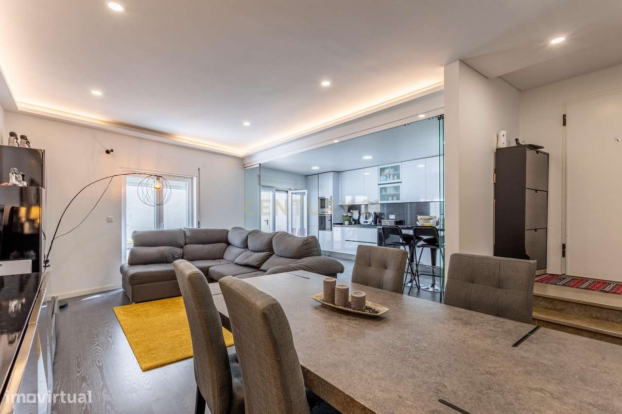 Procura espaço e conforto? Veja este T4 Duplex-0