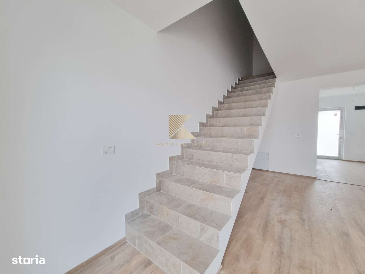 Casă însiruită cu 4 camere și curte proprie – Cartier Izvor, Str. Salc - Imagine principală: 2/20