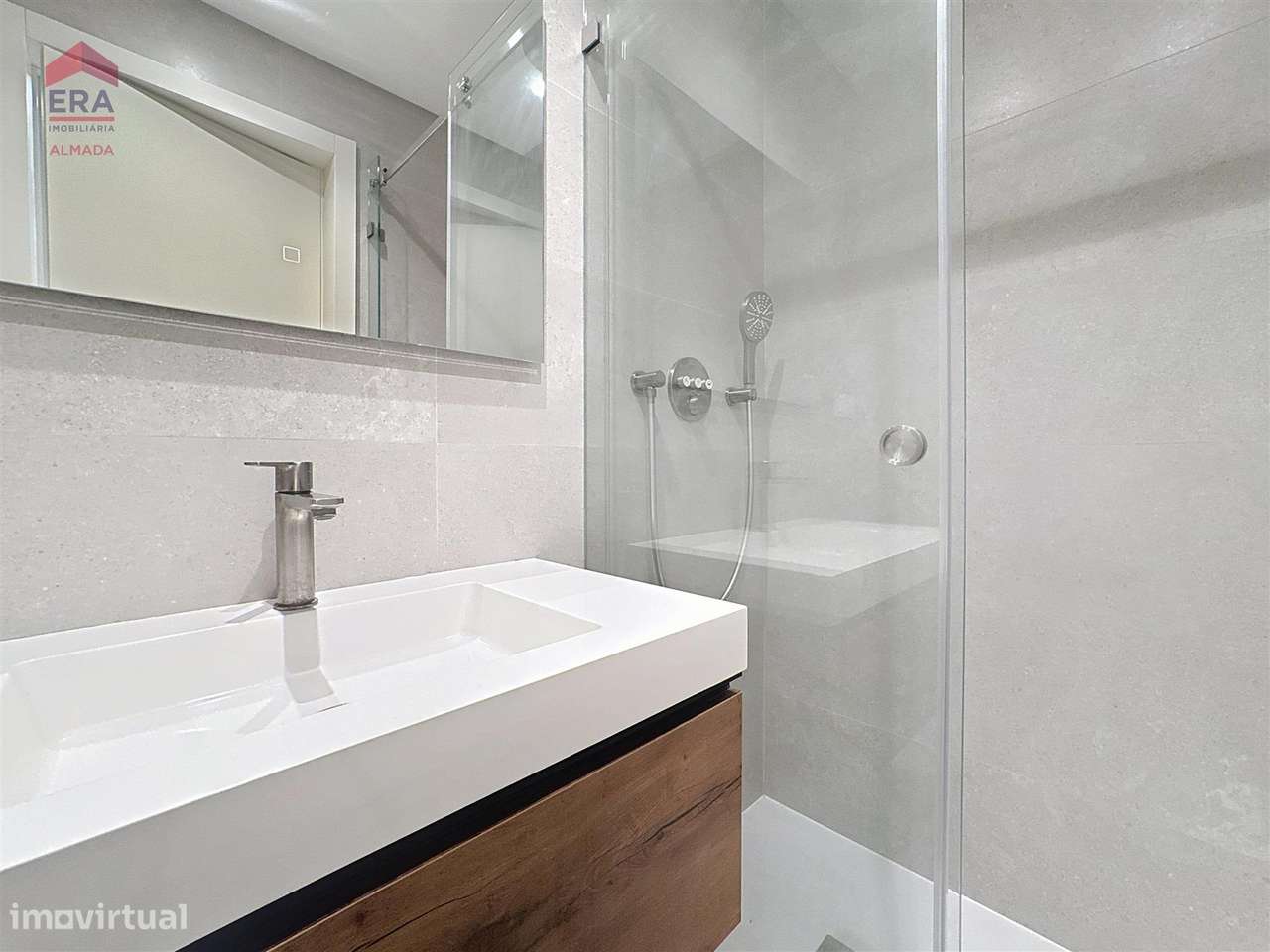 Nova Moradia em Almada , 5 suites, garagem e jardim-12