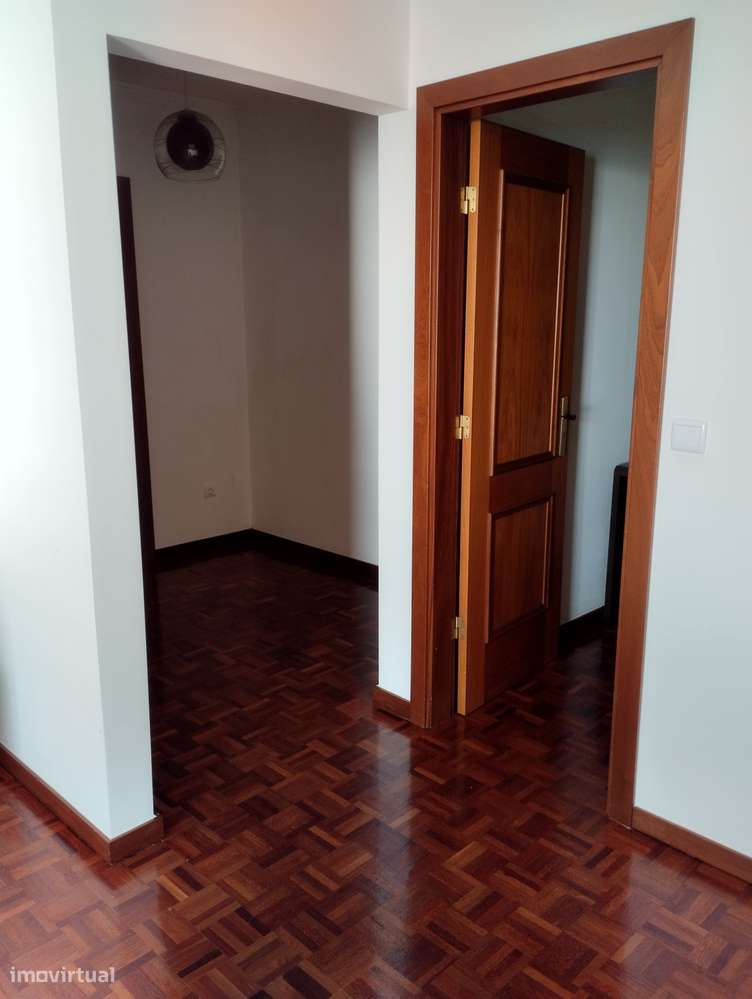 Sale by Owner – Top Floor T2, with Home Office & Garage | Near the Sea - Grande imagem: 5/14