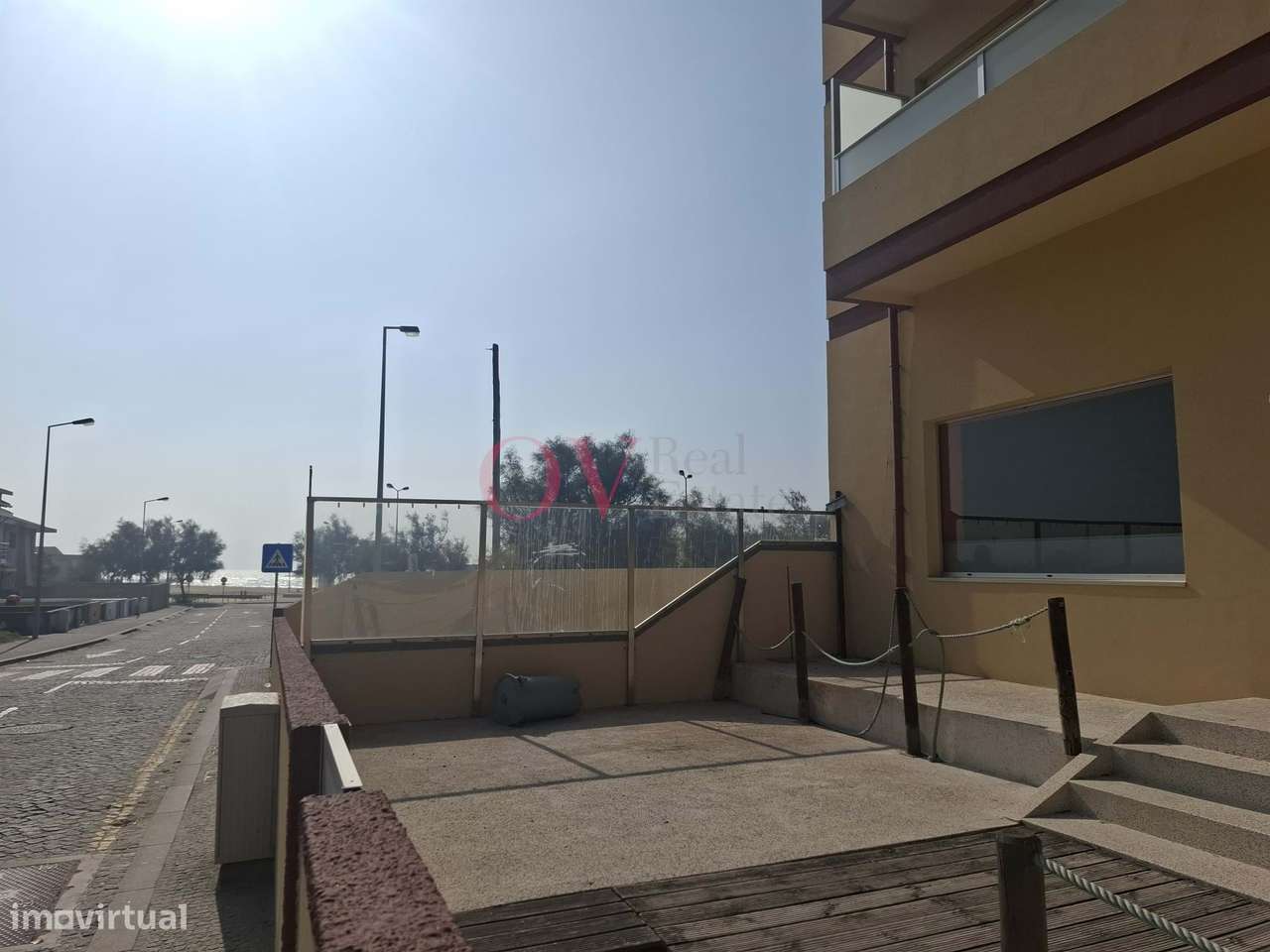 Loja Rés-do-chão, com esplanada, 1ª linha da Praia do Marreco em prédi-5