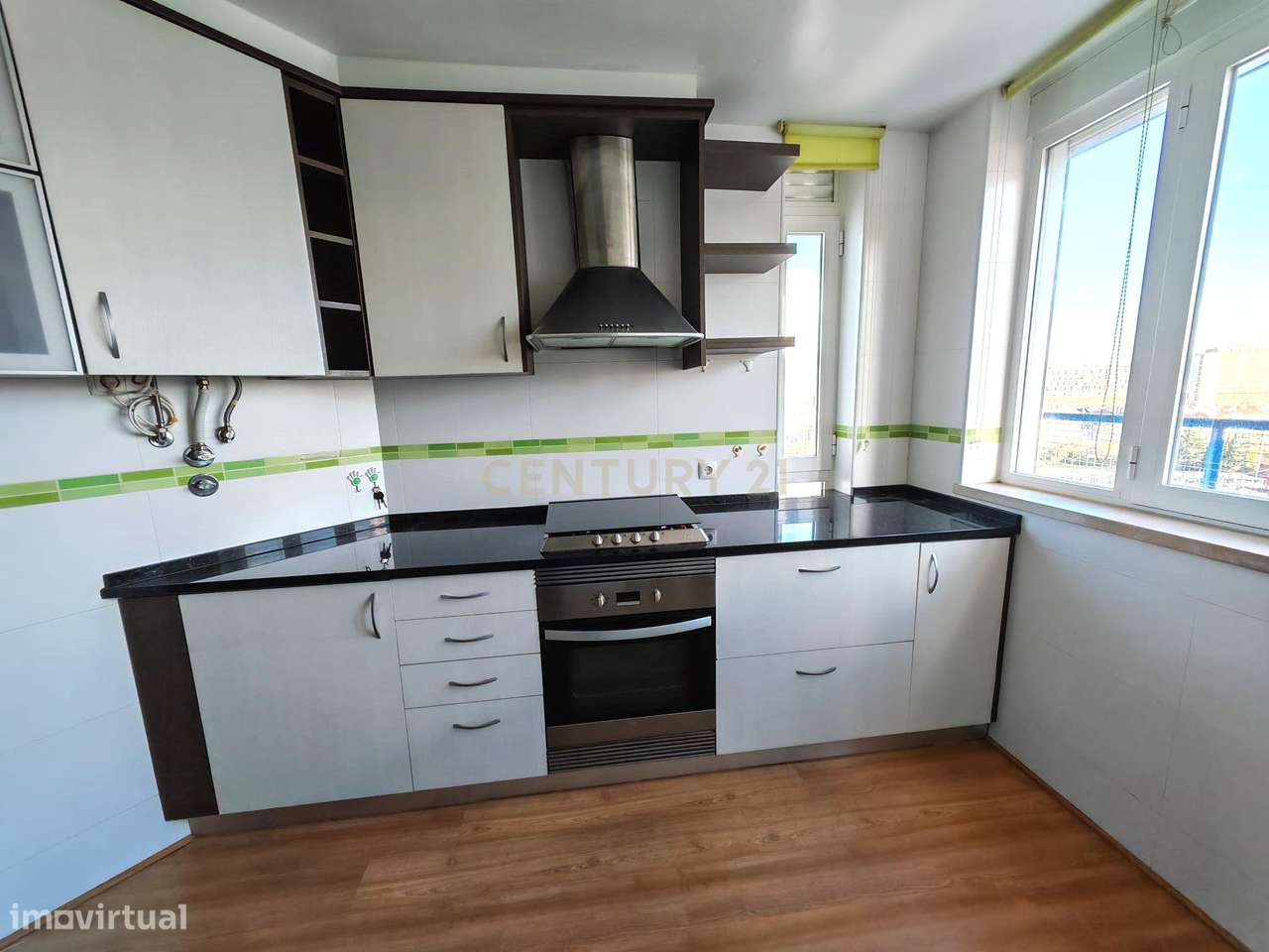 Apartamento T3 renovado recentemente com vista de Rio e Lisboa nos Oli-15