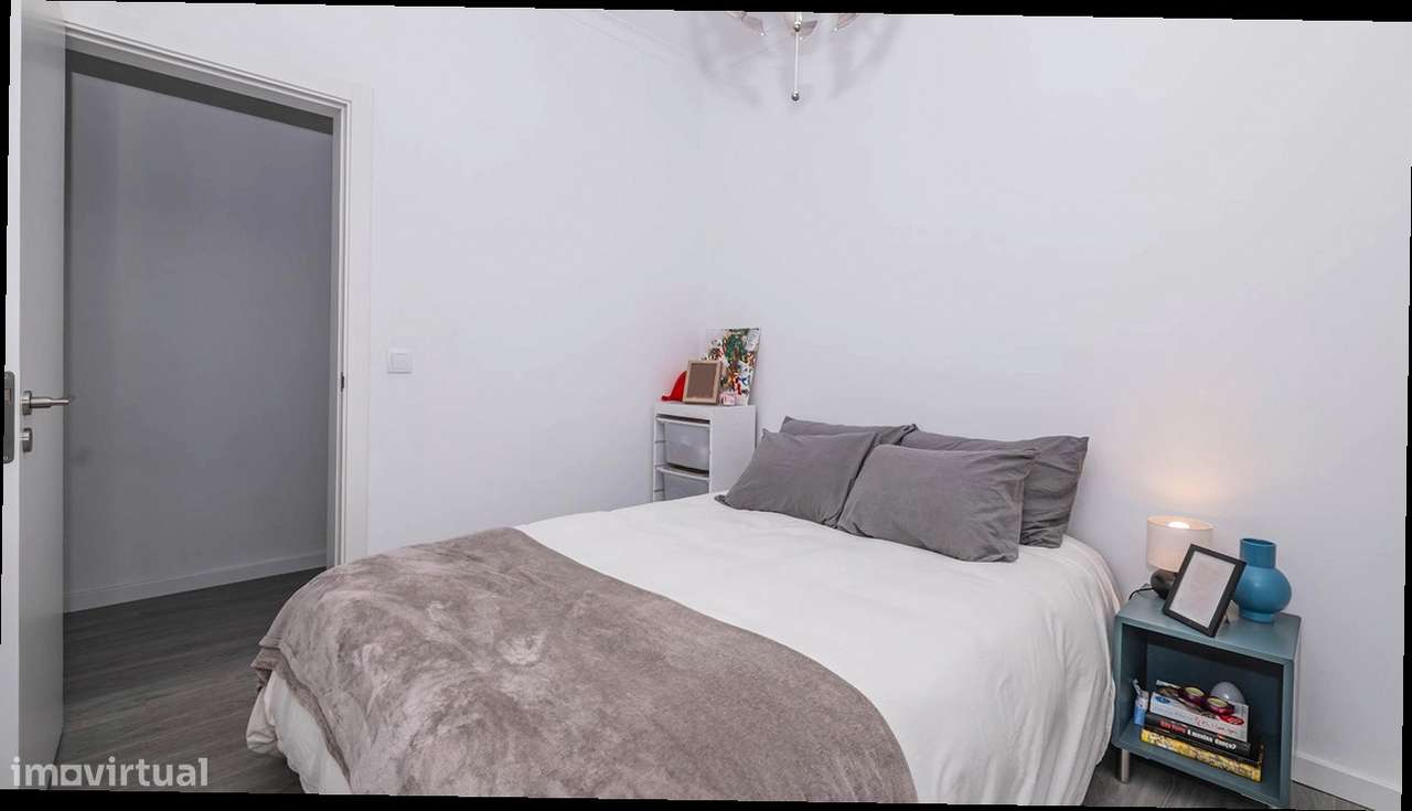 T2 com varanda, ar condicionado e mobília em Amora - Grande imagem: 4/24