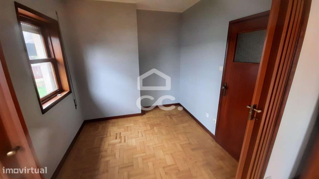 Apartamento T1+1 com Armazém e lugar de garagem-11