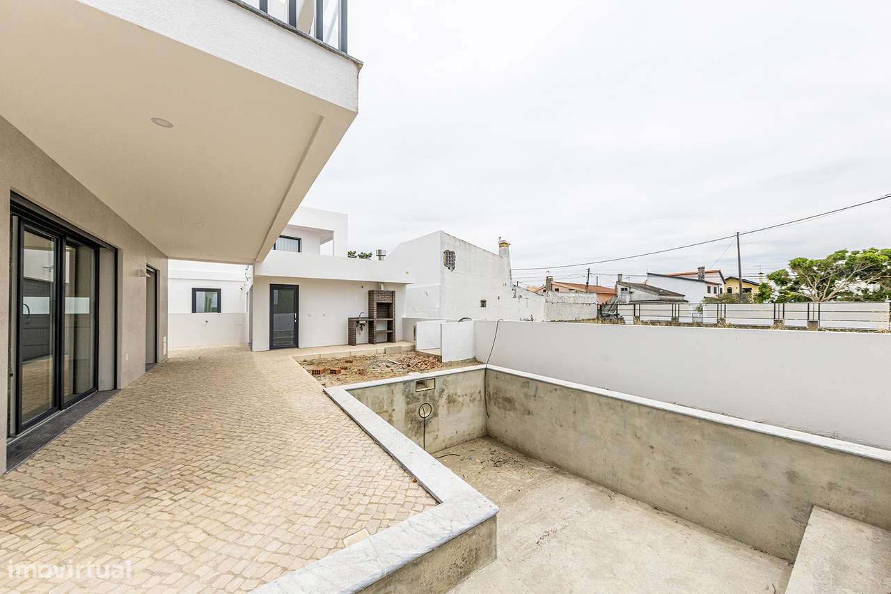 Moradia T4 de arquitetura contemporânea-45