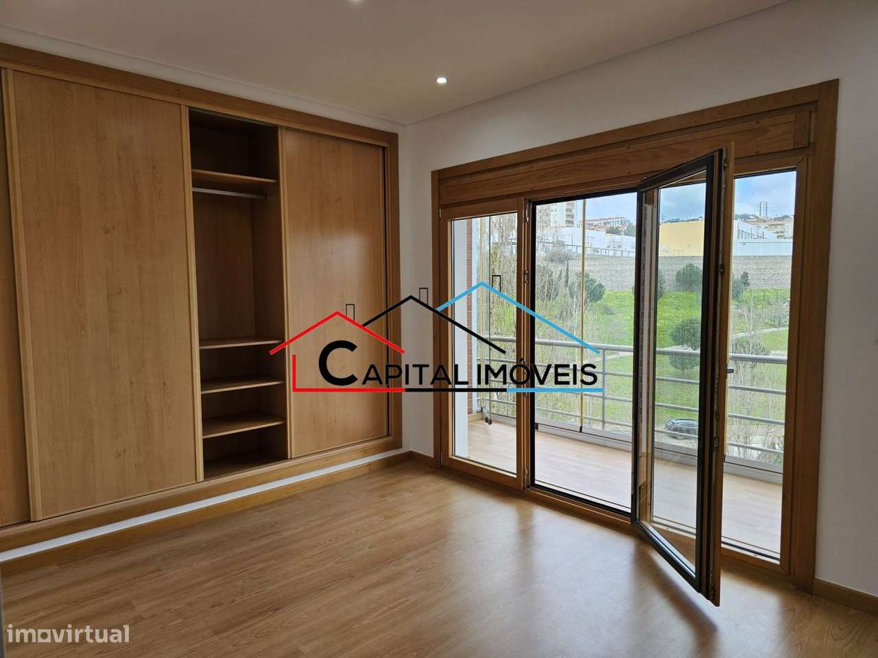 T3 com 4 Parqueamentos e Vista Desafogada-7