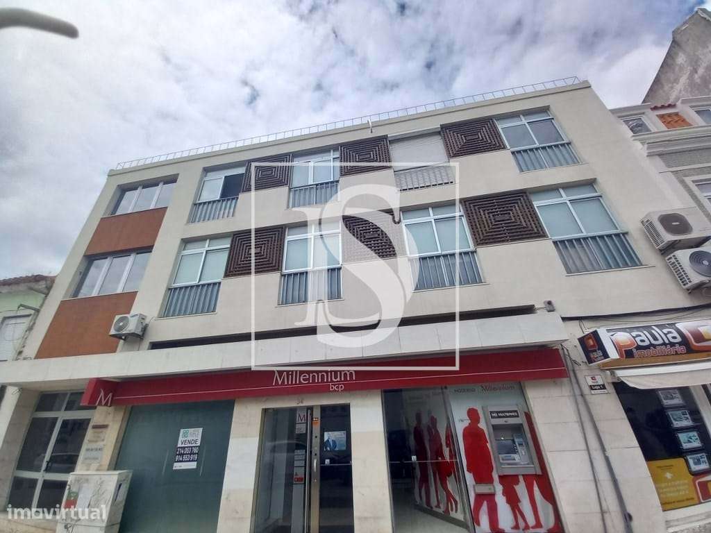 Apartamento T2 Remodelado no Coração do Montijo-0