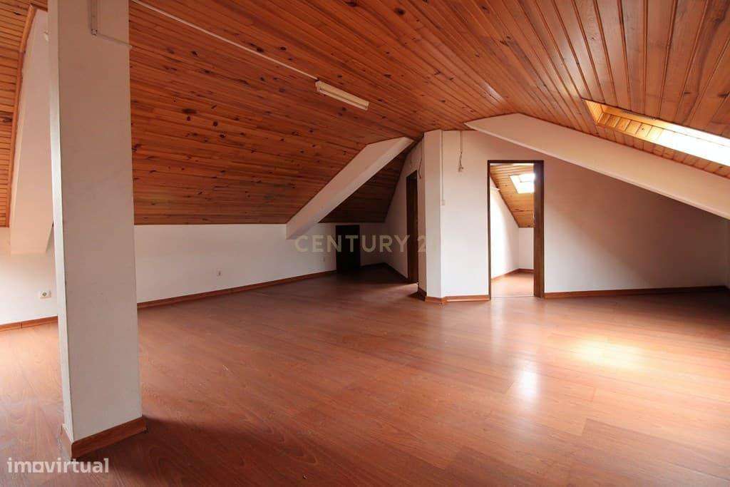 Excelente Apartamento de 4 Assoalhadas com Terraço e Sótão Independent-26