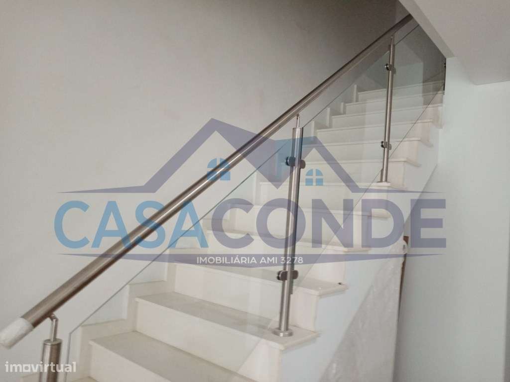 Moradia em Banda c/Excelentes Areas-2