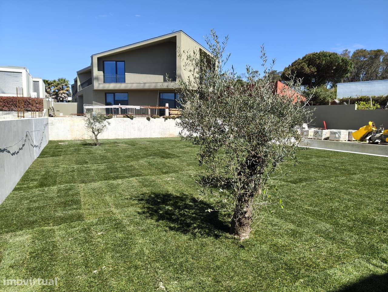 Moradia T4 com piscina e jardim em Canidelo-51