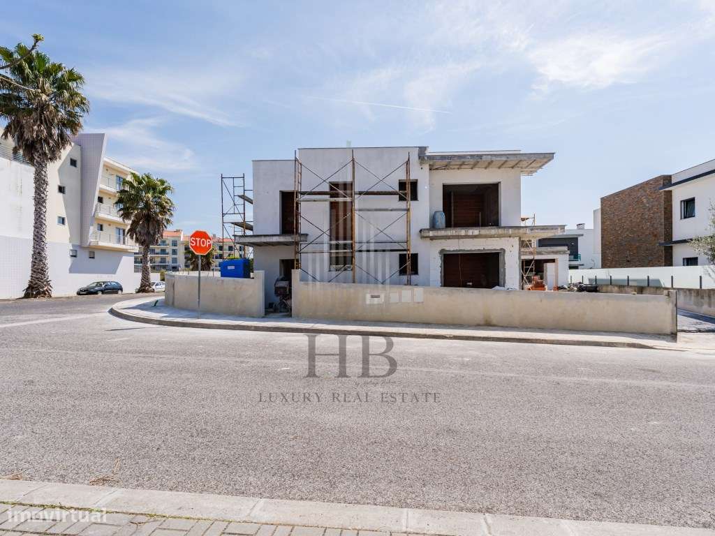 Moradia T4 de Luxo com Piscina Privativa e Jardim | Mafra-36