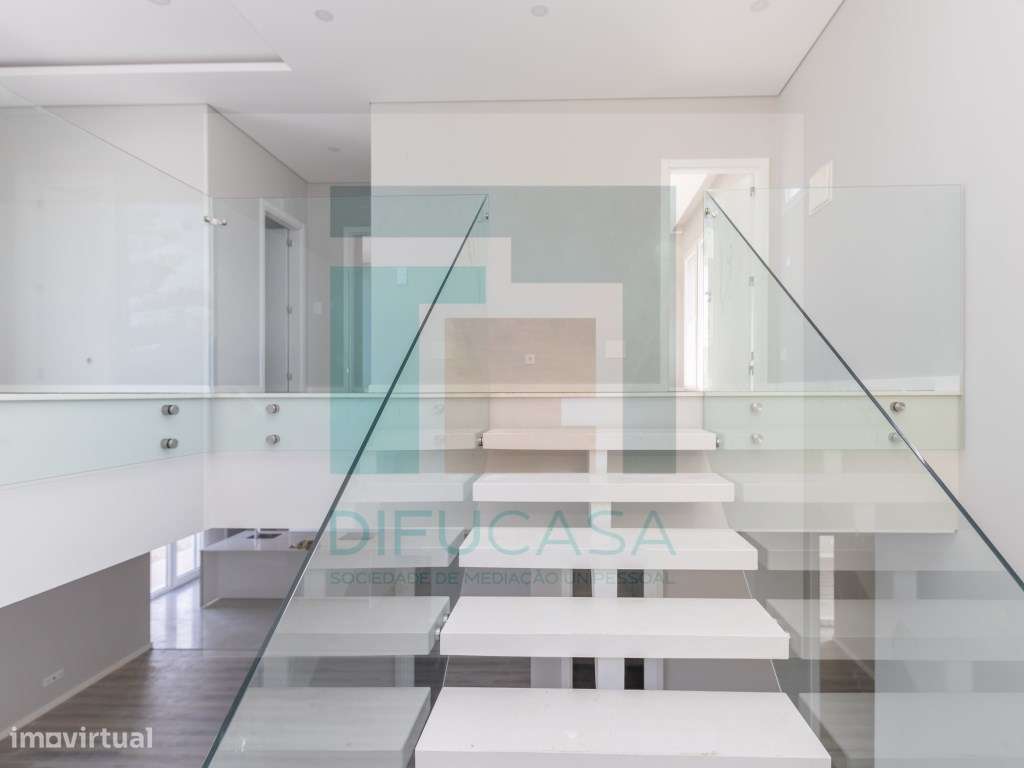 Moradia Isolada T4 Duplex com Piscina e Garagem-31