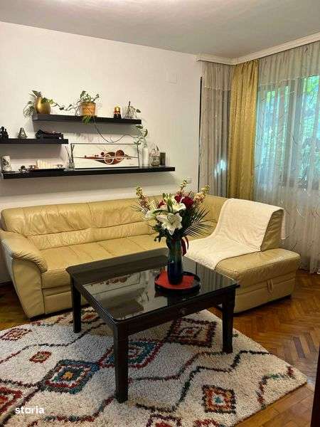 Vand apartament 3 camere, Pajura, metrou 4min, centrala proprie