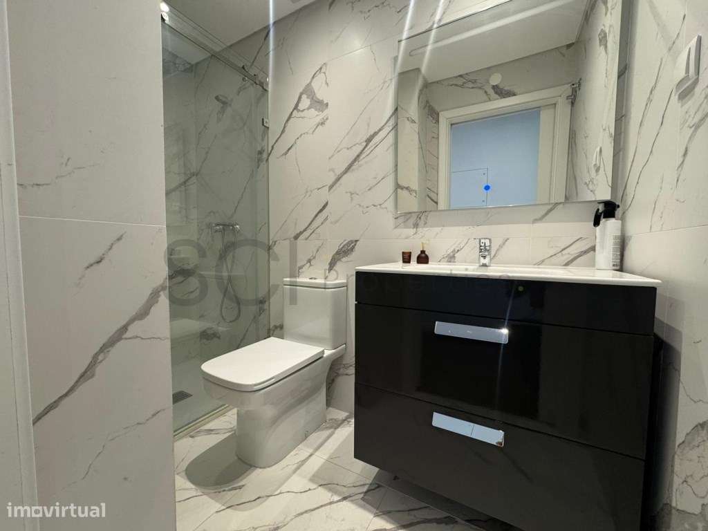 Apartamento T2 Centro de Almada Remodelado com Terraço-25