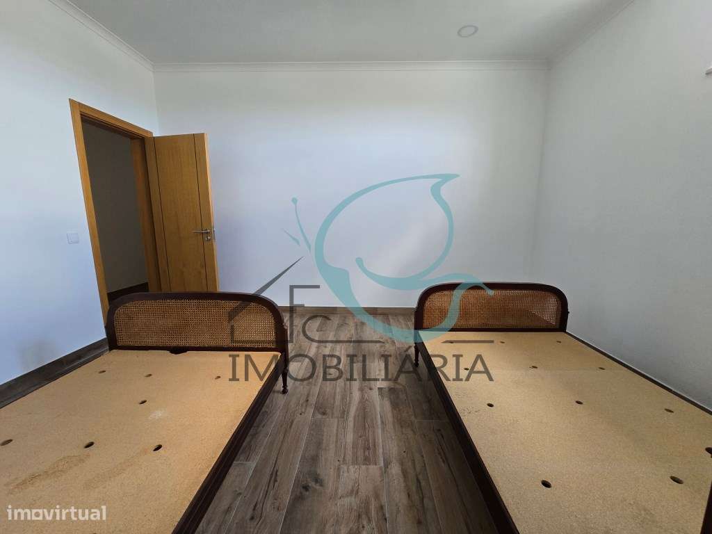 EXCLUSIVO - Excelente moradia de 2 pisos, com licença AL-24