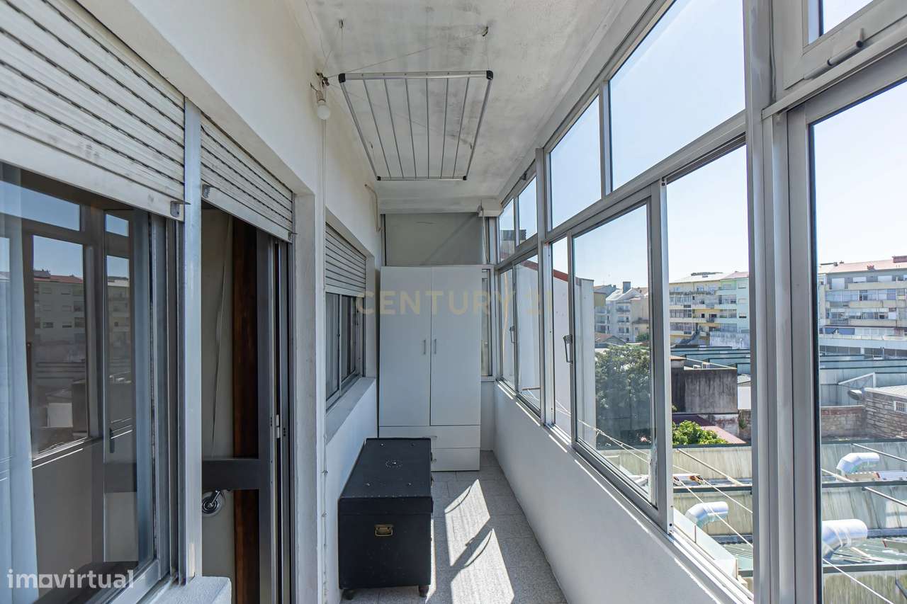 Apartamento T2+1 com Terraço na Prestigiada Rua da Alegria-31
