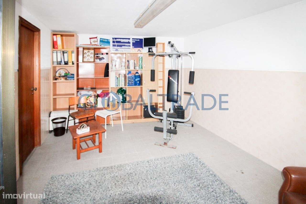 Moradia T4 com terraço e jardim em Alfena-36