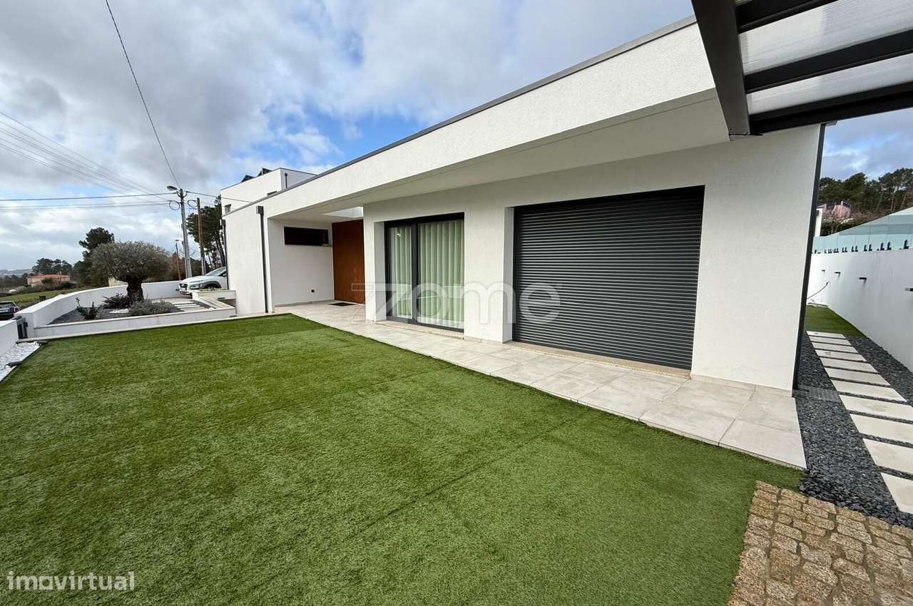 Moradia Térrea Semi- nova com piscina-30