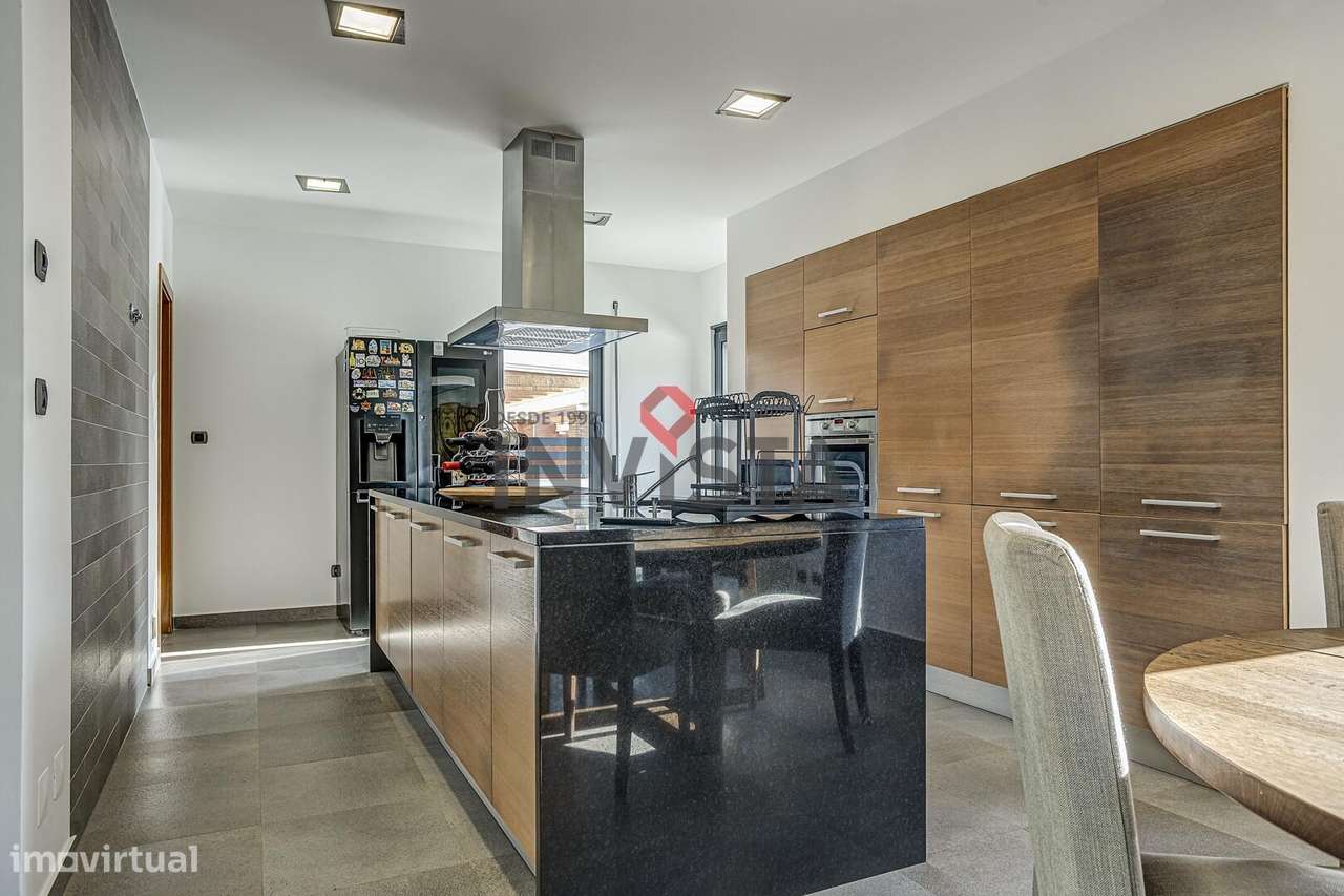 Moradia no Centro de Alverca com piscina-15