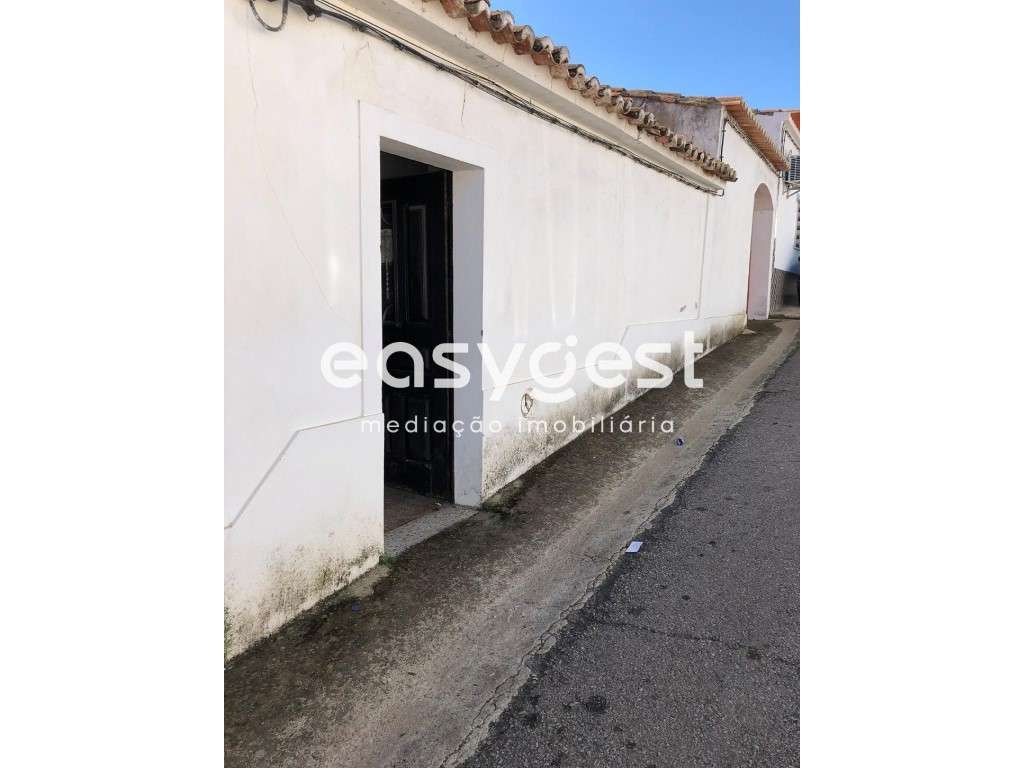 Moradia V5 localizada na típica aldeia alentejana de Selmes - Grande imagem: 2/15