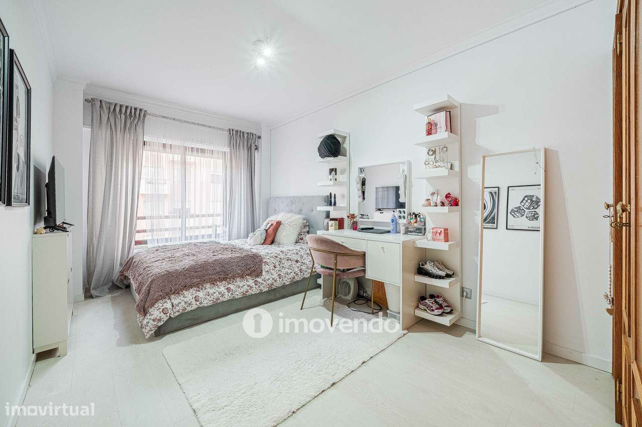 Apartamento T3, com estacionamento e arrecadação, na Ramada-35