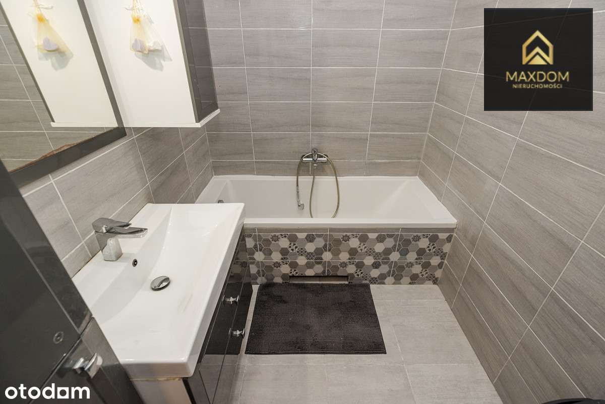 Przy samym wejściu do Metra Płocka + parking-8