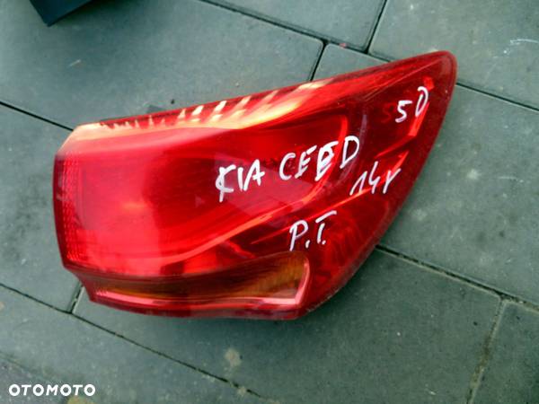 LAMPA TYLNA PRAWA CEED II KOMBI 92402-A2300 KIA 2012-2015 - 1