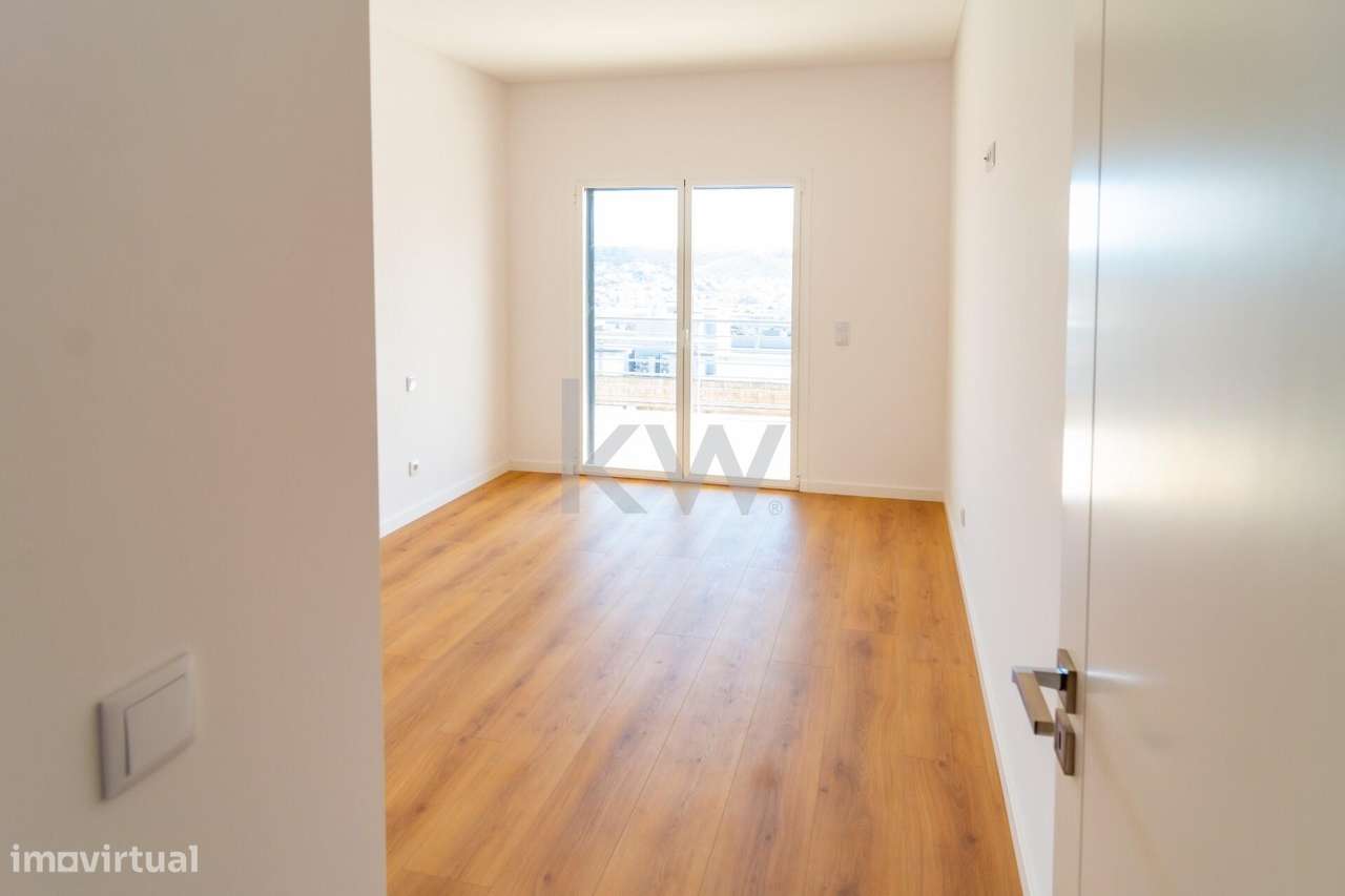 Oportunidade nas Colinas: T3 com Estilo, Luz Natural e Estacionamento-14