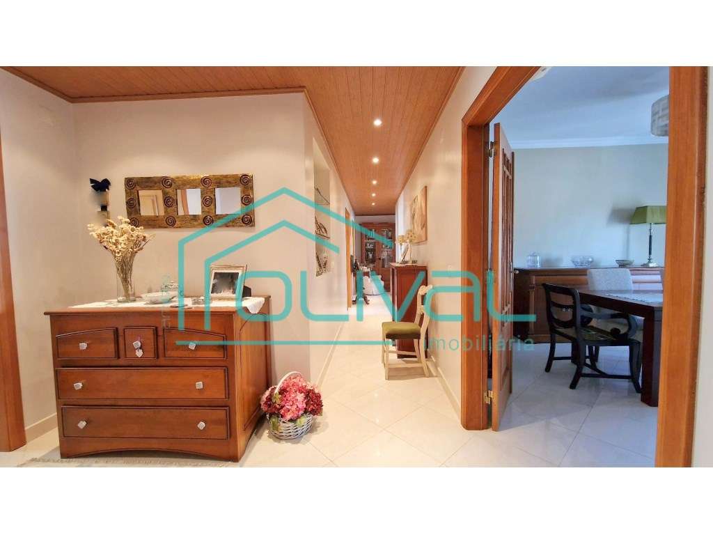 T4 com Arrecadação e Garagem Box no Centro de Benavente - Excelente...-0