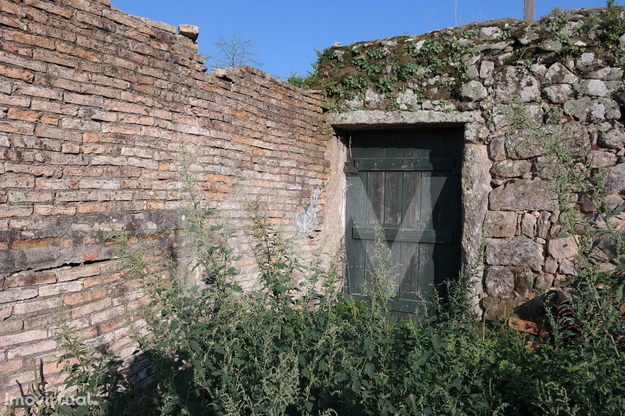 Moradia em ruína e terreno de Lavoura - Fontoura, Valença