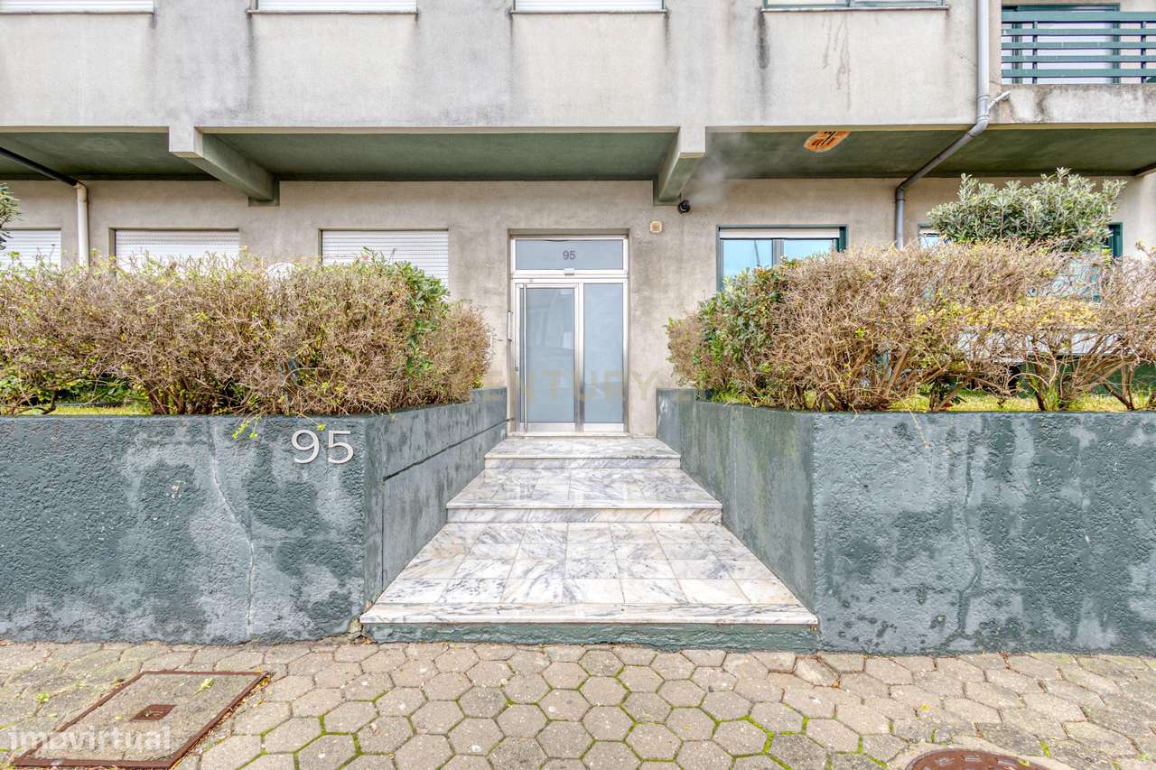 T3 Renovado com Terraço a 200m da Praia de Lavadores-26