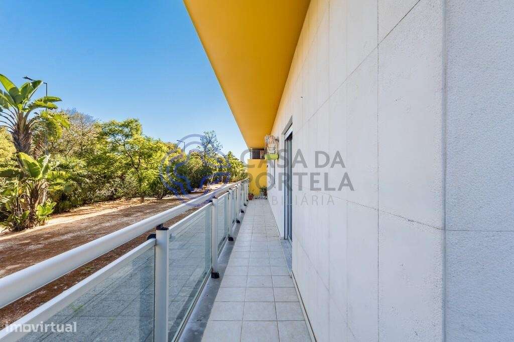Apartamento T4 com 2 lugares de estacionamento, arrecadação e dois ter-8