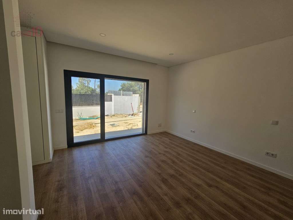 Moradia V4 com piscina, para venda em Azeitão-11