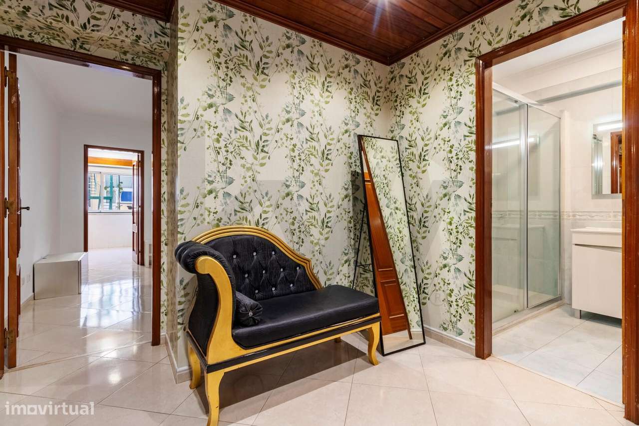 T2 na Rua Morais Soares | c/ Garagem e Elevador-12