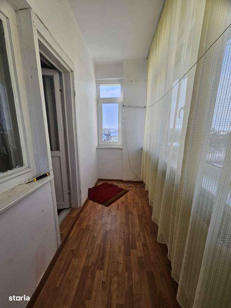 Central-Vand apartament cu 3 camere, balcon si boxa-1