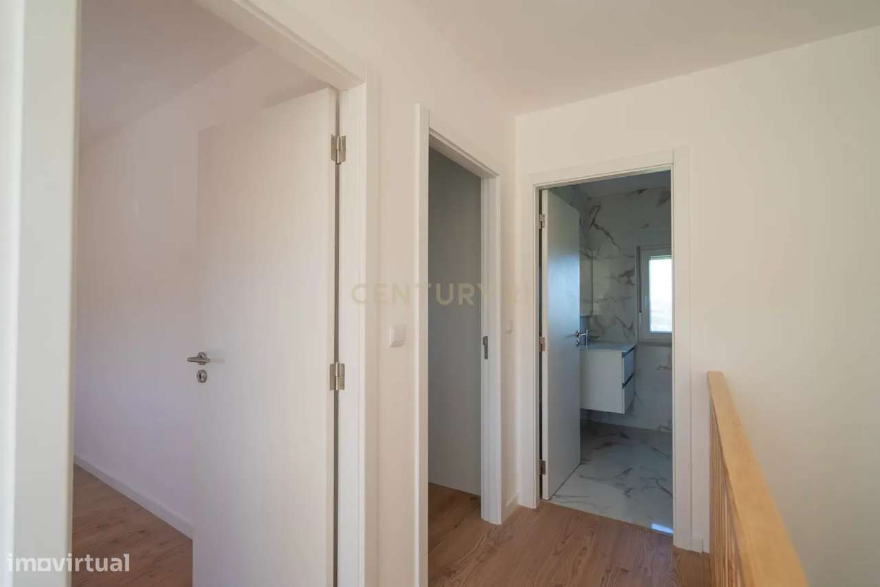 Moradia T3 de dois pisos com terreno totalmente renovada a cinco minut-24