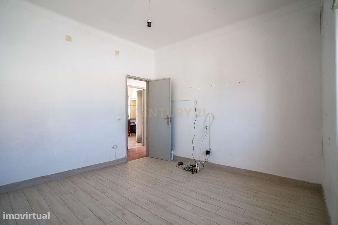 Propriedade composta por prédio, moradia e terreno em Salir do Porto-37