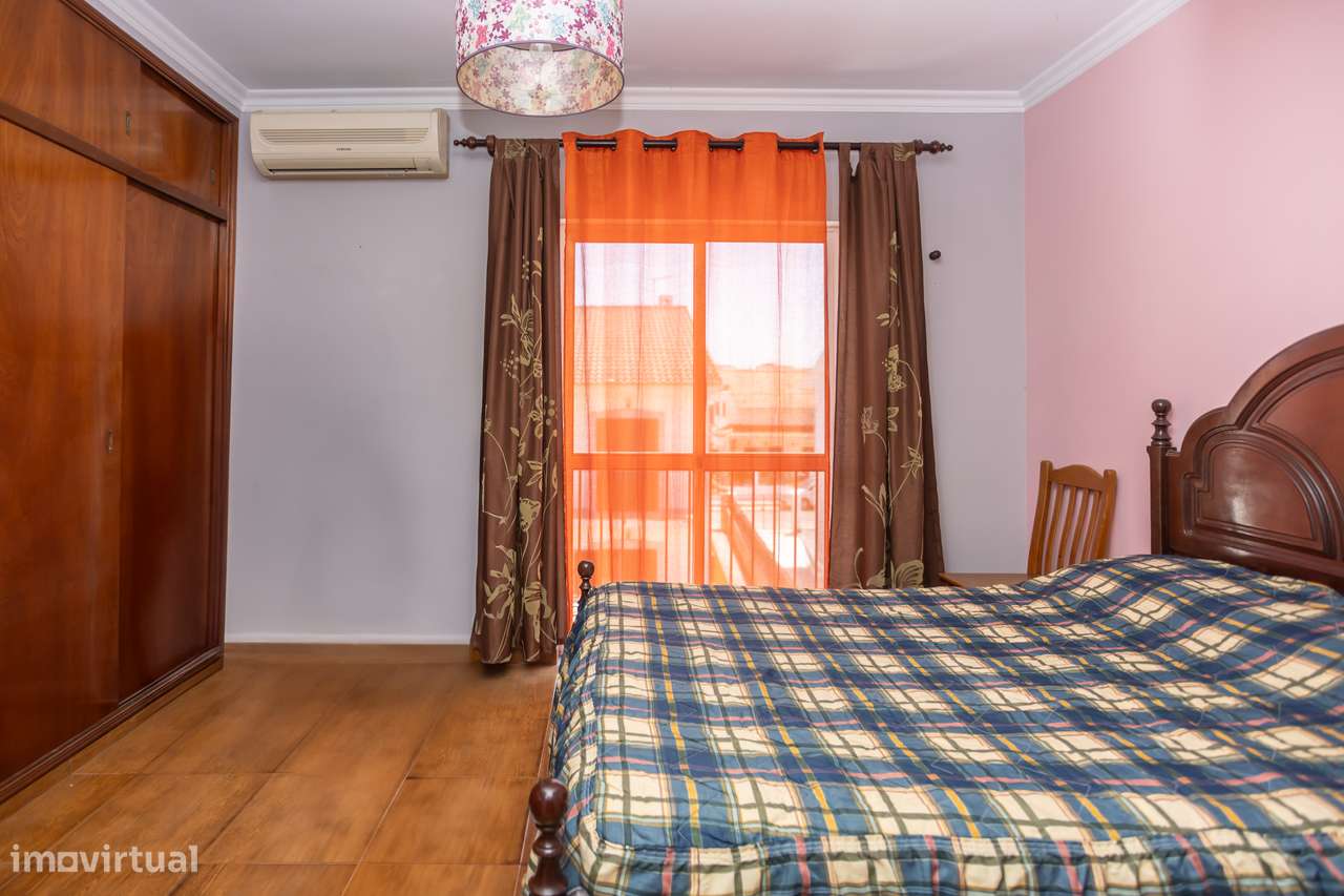 Moradia Geminada com Jardim, Cave e Garagem.-31