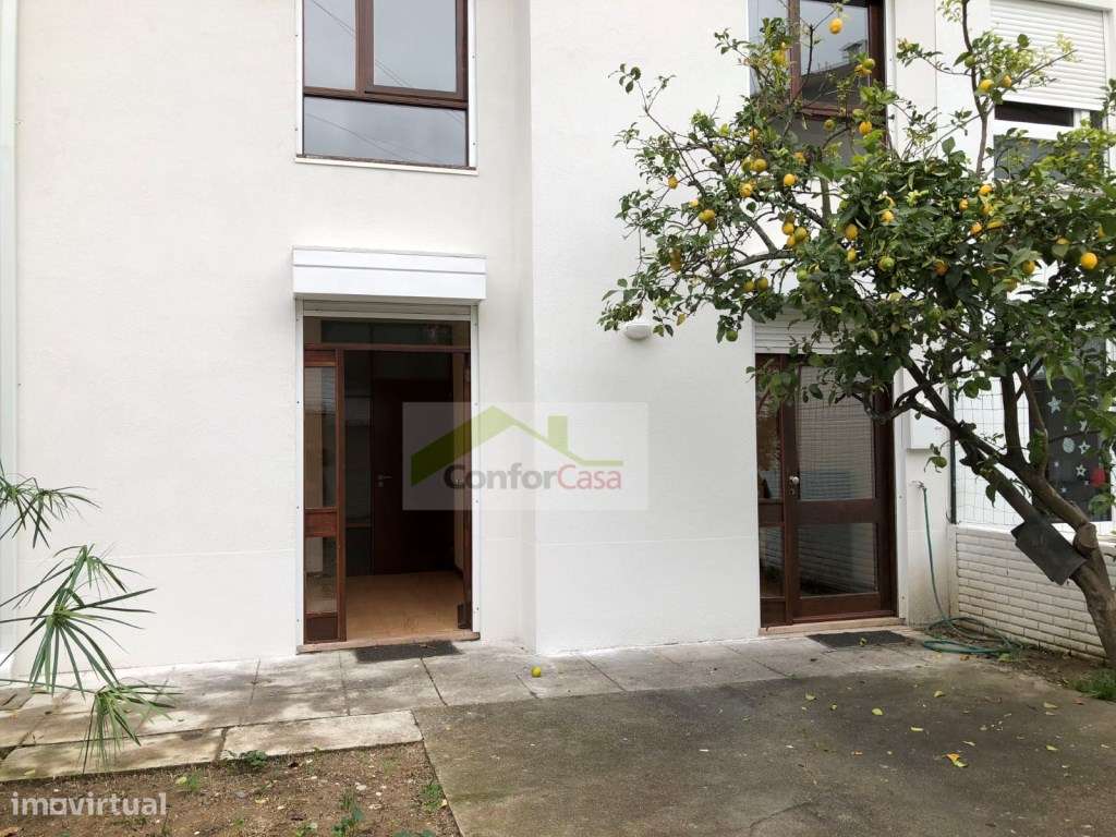Moradia em banda, T4 com jardim, logradouro, garagem, excelente exp...-8