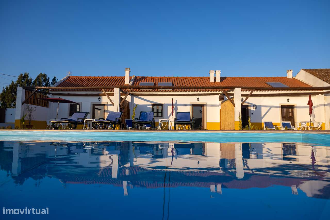 Moradia T-1 com logradouro, piscina, estacionamento.-24