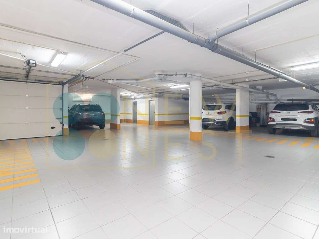 Apartamento T4 com Terraço, 3 varandas, 2 Parqueamentos e Arrecadaç...-41