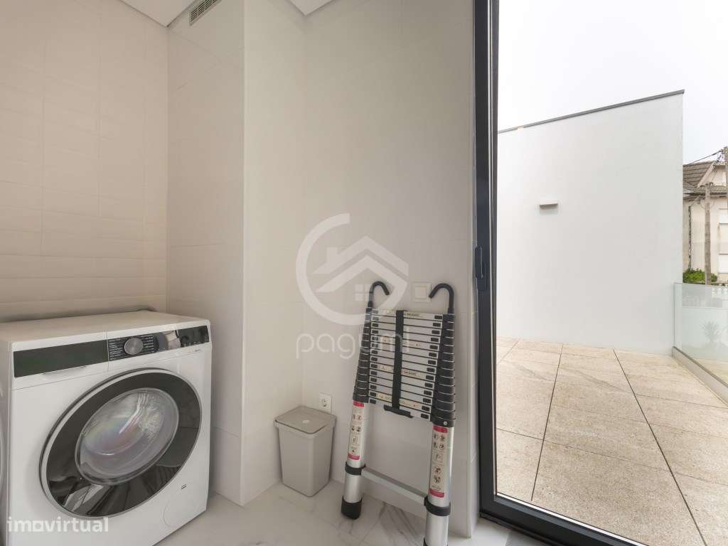 Moradia Contemporânea | 1.470 m² | A 1 Minuto da A4-44