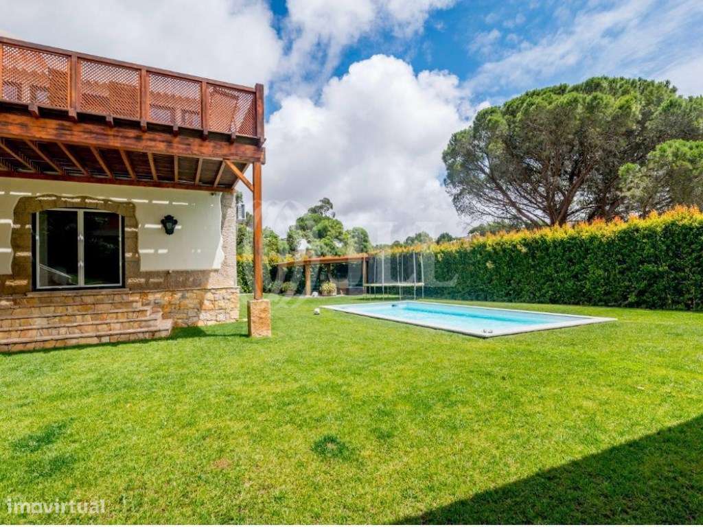 Moradia T6 com jardim e piscina no Estoril em Cascais-26
