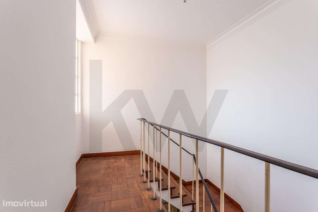 Moradia isolada para (sonhar e) remodelar | 300m2 área | Jardim à volt-18