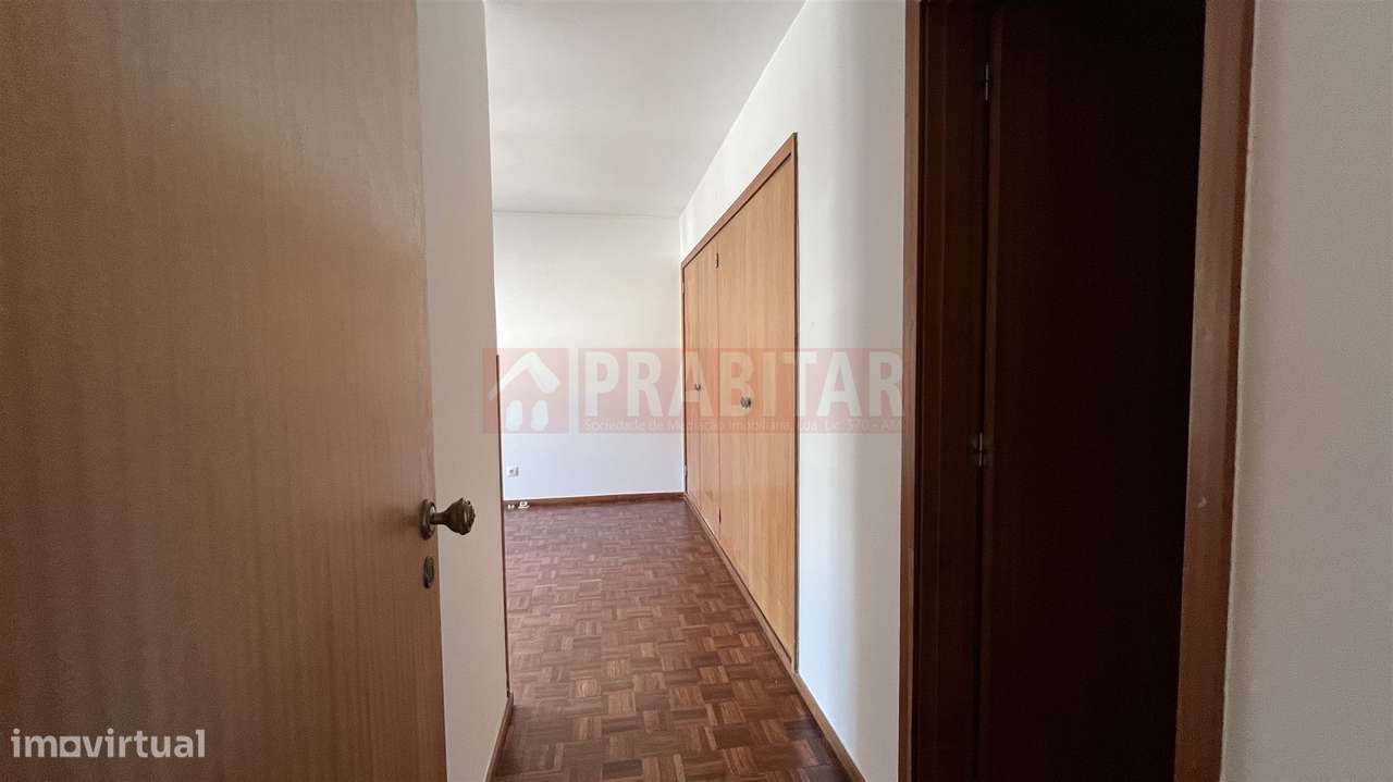 Apartamento T4 com garagem na Quinta D. João-8